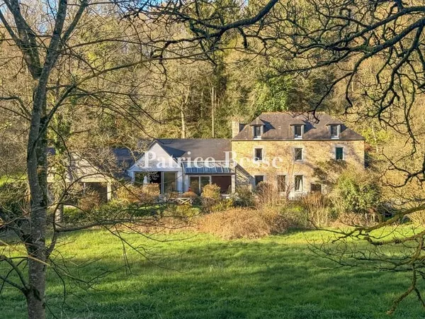 Dans l'arrière-pays breton, à 30 min du littoral, un moulin du 19e s. Et sa salle de réception, sur