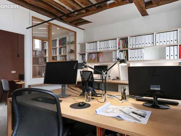 Poste de travail en agence d'architecture Paris 4e