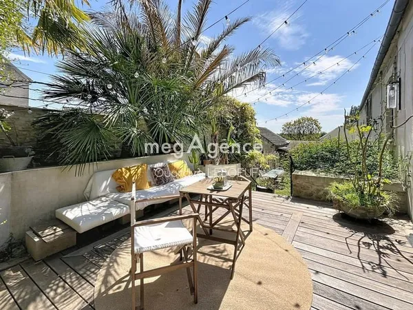 Maison ancienne en pierre à rénover avec jardin et dépendance