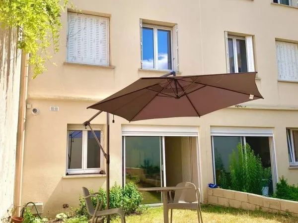 Maison moderne dans quartier paisible