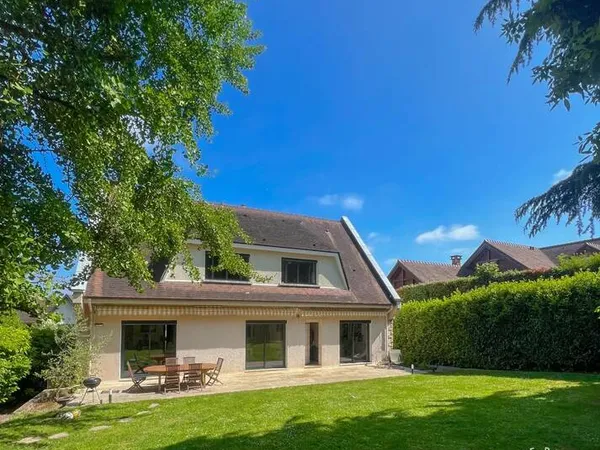 Maison 8 pièces 235 m²