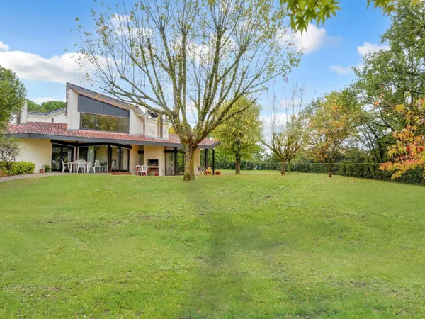 Maison d'architecte rénovée de 190 m2 sur un parc arboré de 4300