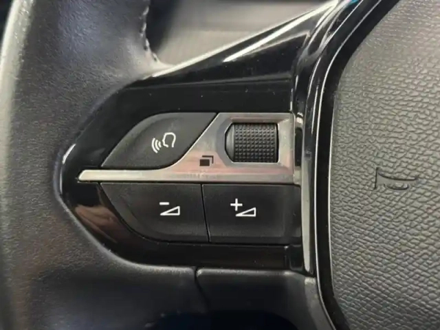 Peugeot 2008 e- 136ch style — photo 13