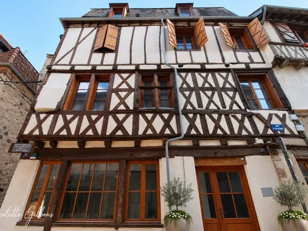 BEAULIEU-SUR-DORDOGNE - IMMEUBLE DE RAPPORT DU XVIIe SIÈCLE AU CŒUR D'UN DES PLUS BEAUX VILLAGE DE F