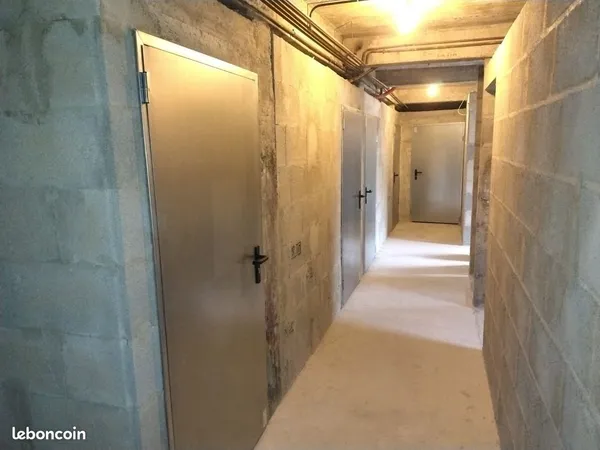 Box de stockage sur dalle béton. Centre ville