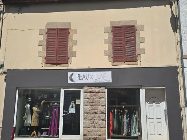 Immeuble. Commerce et appartement