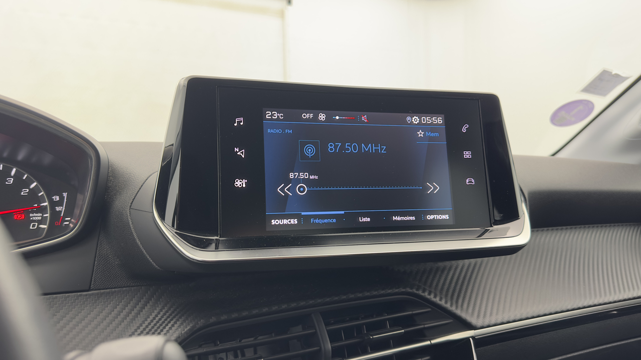 Peugeot 208 PureTech 100 S&amp;S EAT8 — photo 26