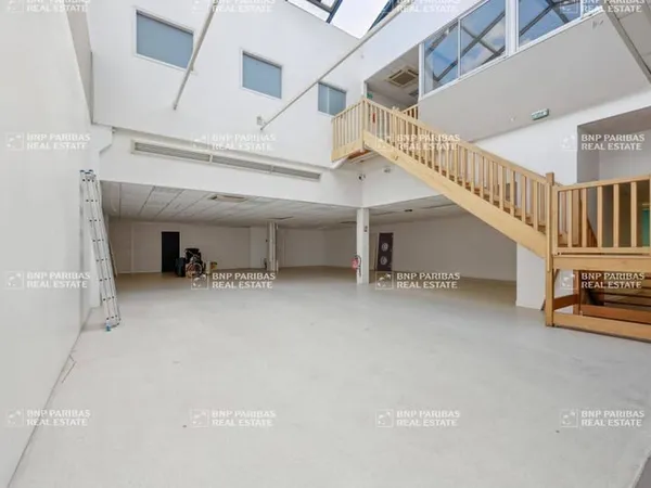 Local d'activité 805 m²