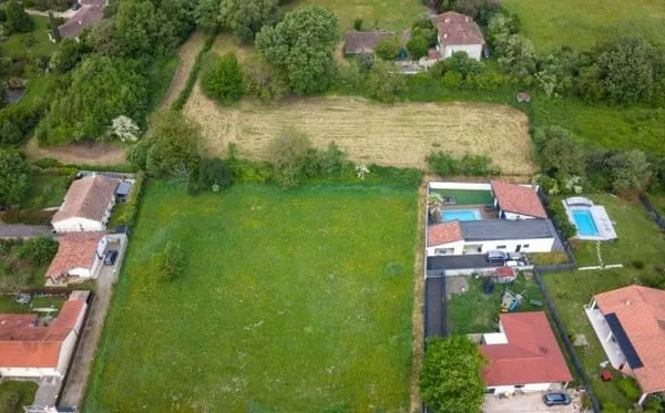 Terrain 587 m²