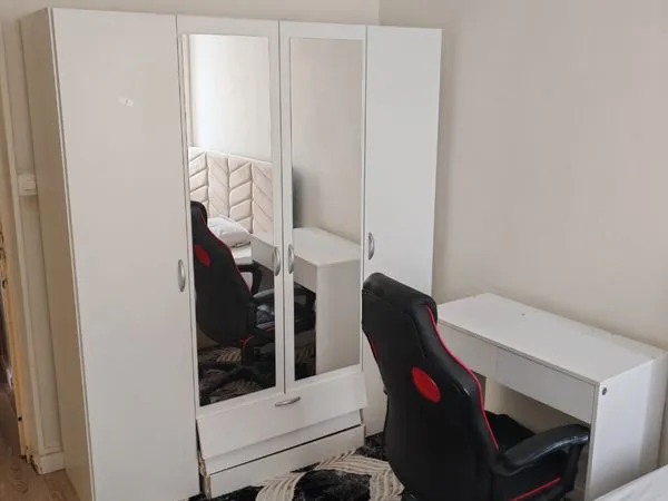 Chambre meublée