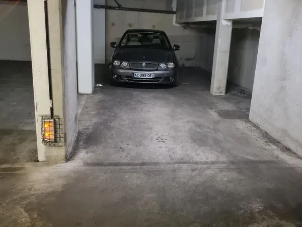 Place parking moto Longchamp