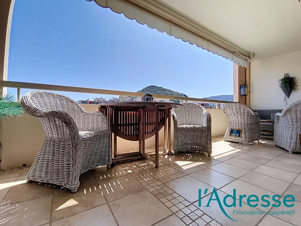 VUE MER ! La plage à pied ! 3 p. avec terrasse 14 m² au calme, PK S/SOL