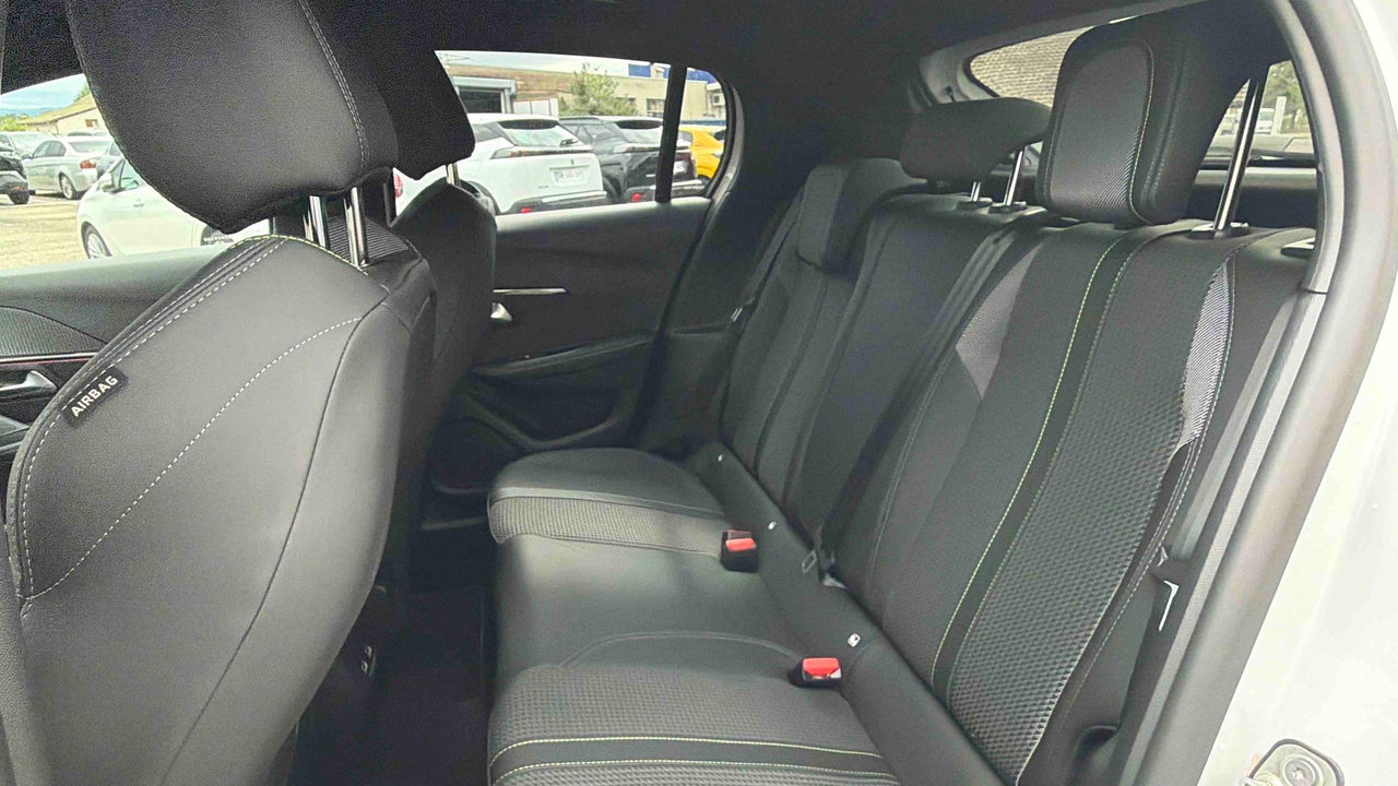 Peugeot 208 PureTech 100 S&amp;S EAT8 — photo 18