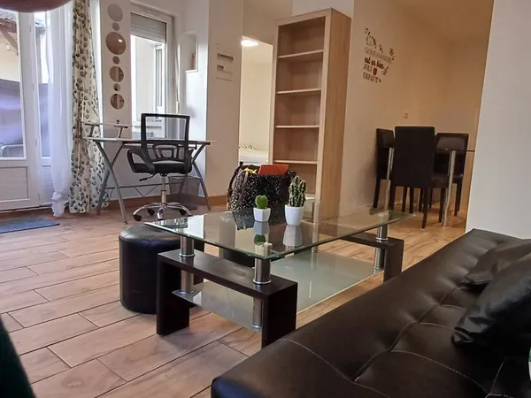 Cormontaigne beau T2 joliment meublé avec cour semi-privative