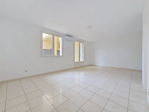 Un agréable T4 avec terrasse, parking et cave en plein coeur de Lamalou-les-Bains.
