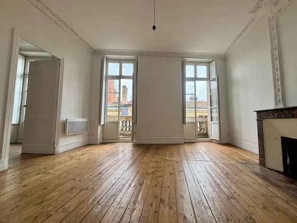 Bordeaux centre, bel appartement à vendre au dernier étage d'un immeuble de pierre