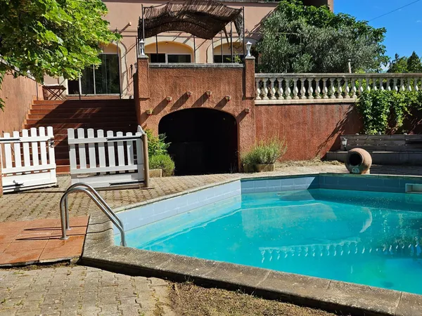 Propriété d'exception de 11 pièces avec piscine, espace bien-être et salle de réception