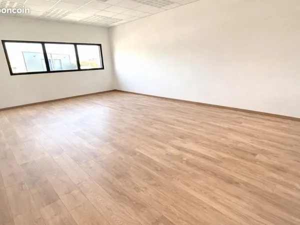 Grand bureau lumineux de 42m2 tout inclus