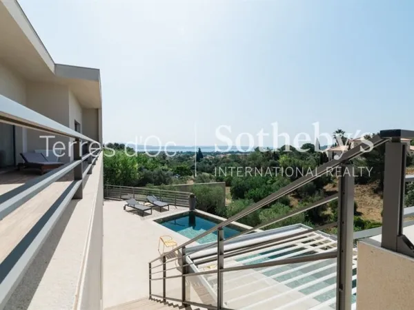 SLENDIDE VILLA CONTEMPORAINE AVEC PISCINE ET VUE ÉTANG