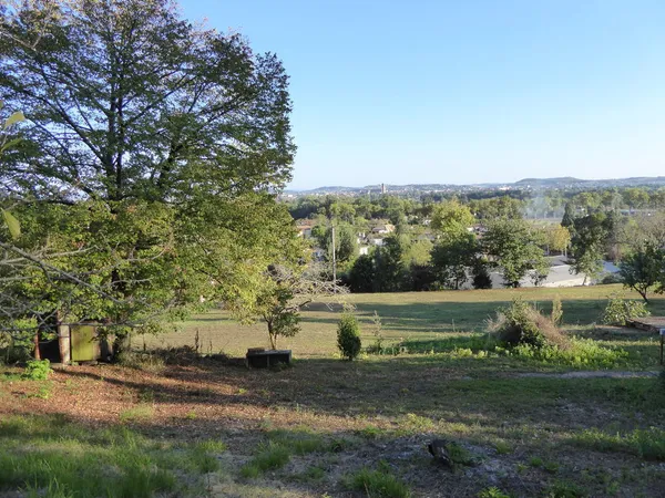 Grand terrain en partie constructible