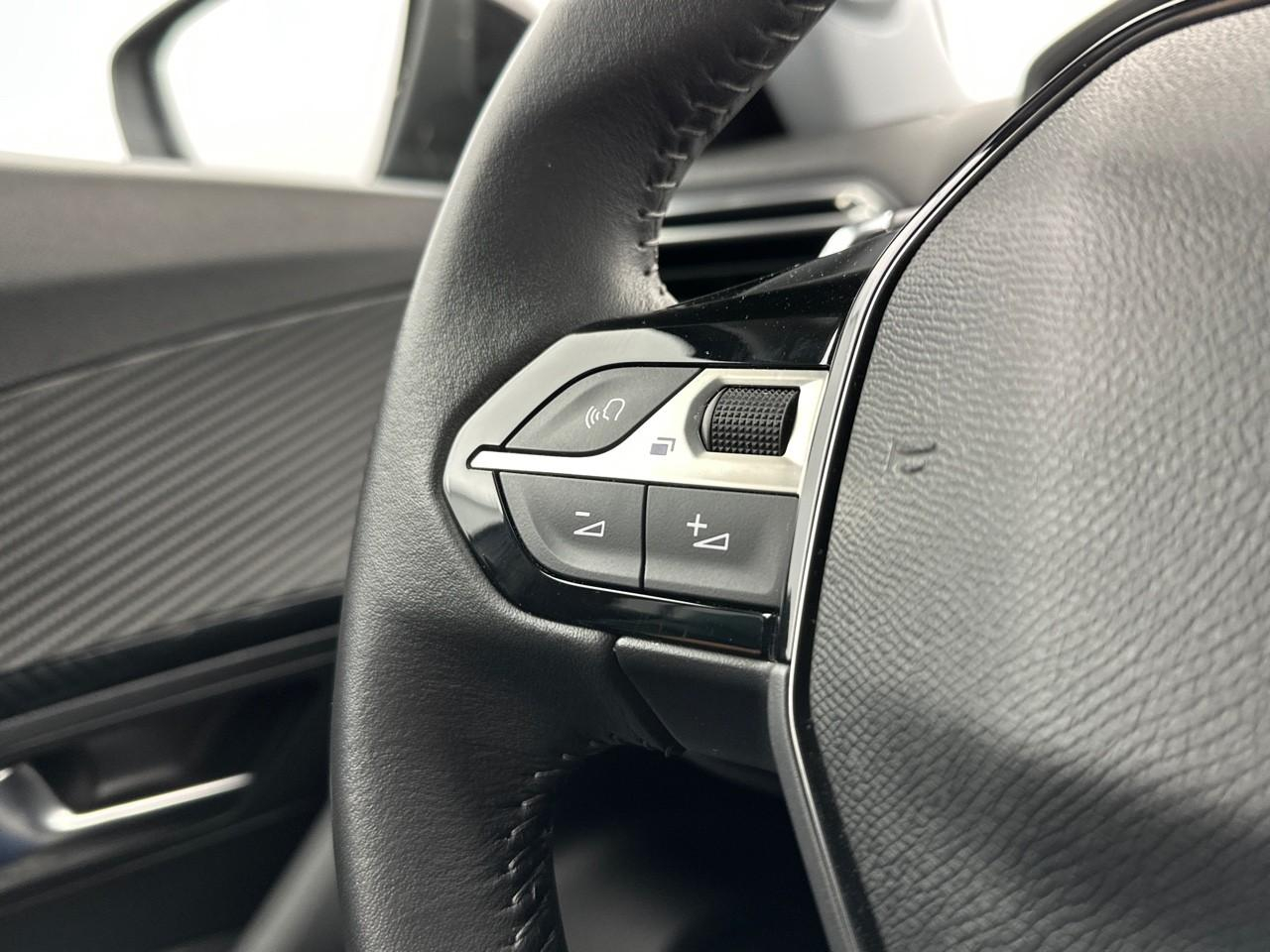 Peugeot 2008 puretech 130 s&s eat8 allure — photo 17