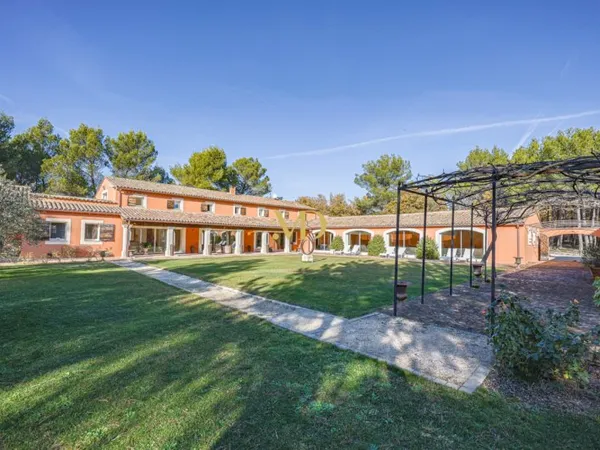 Très belle propriété avec terrasses et piscine intérieure à Rous