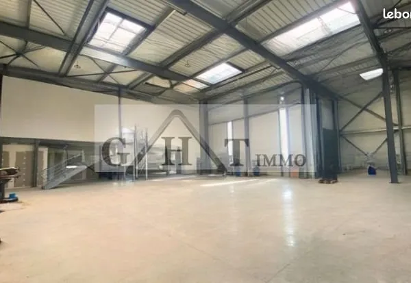 Local industriel 715 m²