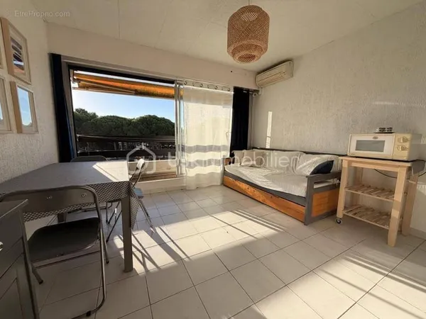 Joli studio de 21 m2 environ avec balcon et parking, en 1ère ligne
