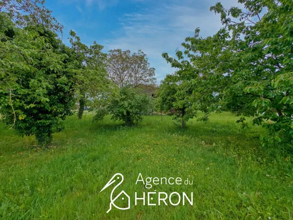 Beau terrain arboré à bâtir 1046 m2 avec 38m de façade proch
