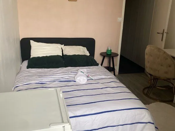 Chambre meuble équipée avec balcon