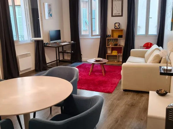 Appartement 53 m2 grand 2 pièces possib. En 3 pièces au coeur du Vieux Nice