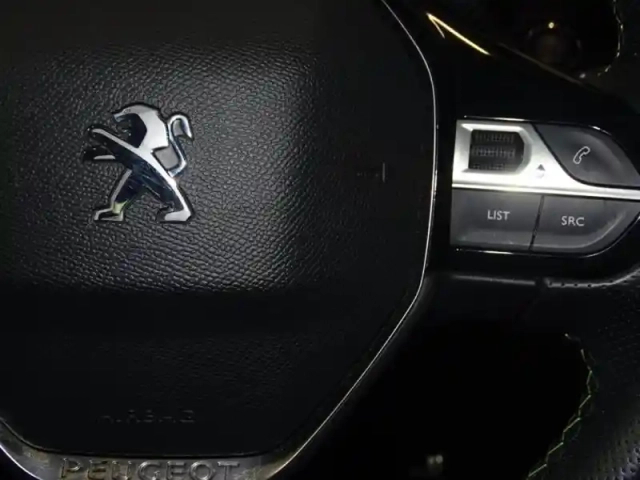 Peugeot 208 e- 136ch gt — photo 14