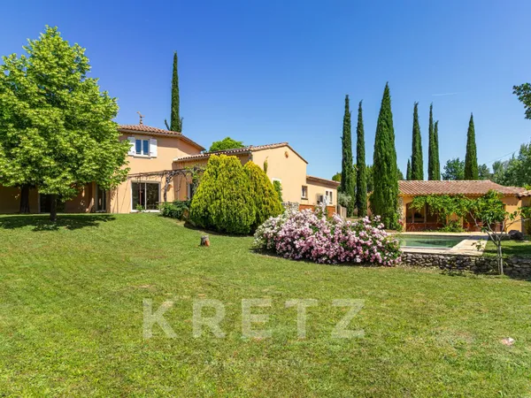 Élégante propriété en Provence, entre campagne et villages de charme, une élégante signature provenç