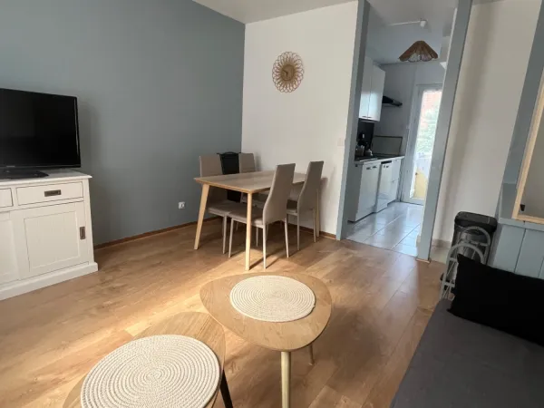 Appartement entièrement rénové et meublé avec cour privative à 300 m de la plage