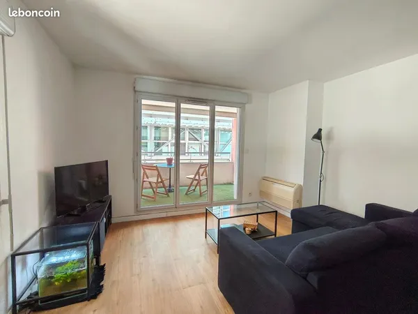 À VENDRE - 2 pièces rénové en 2021, 44 m² avec balcon et cave, parking en sus