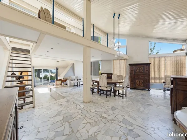 Maison d'architecte Bourg sur Gironde 1969 - 280 m² avec vue sur la Dordogne à rafraichir