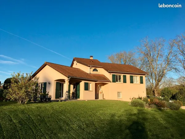 Maison familiale de 140 m² sur un terrain paysager de près de 3 000 m², à 10 minutes de Morestel