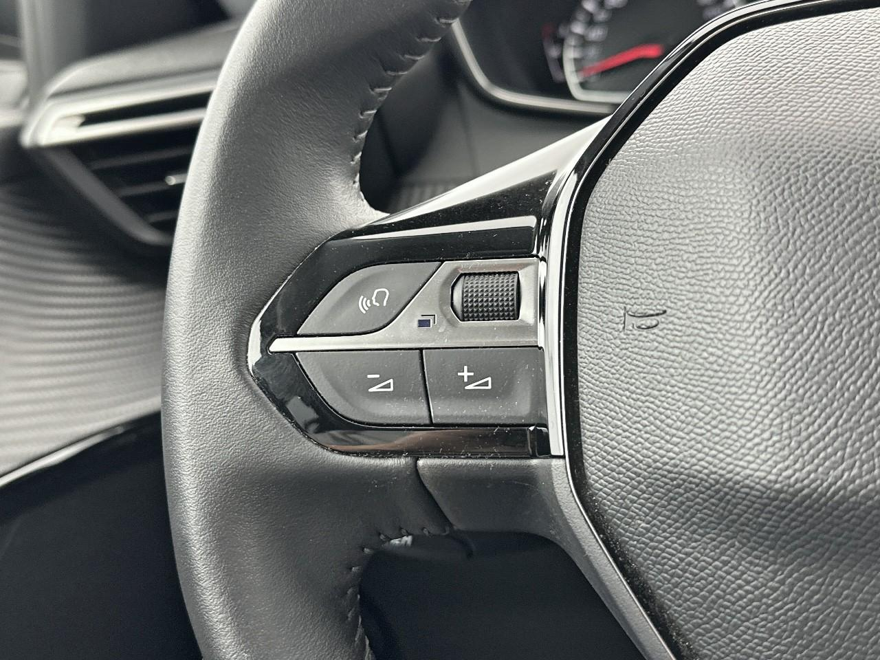 Peugeot 208 puretech 100 s&s bvm6 style — photo 18