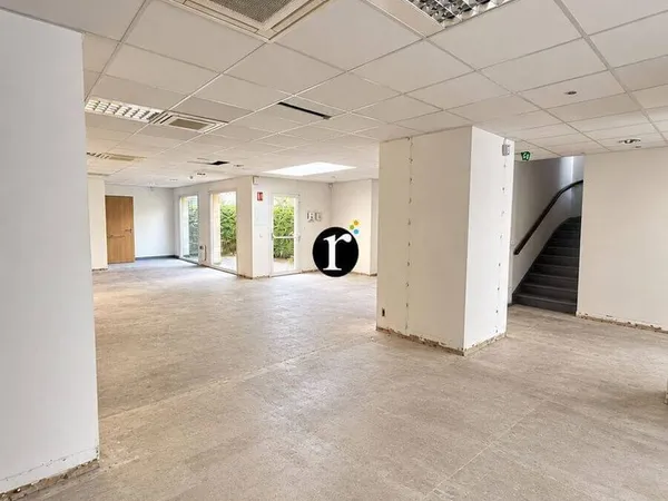 Local commercial 238 m²