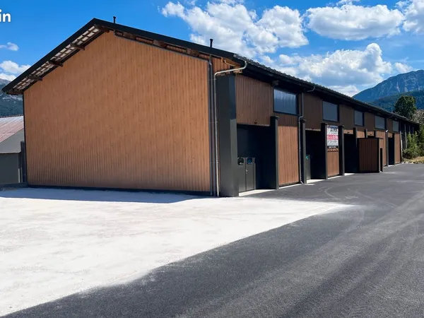 Entrepôt de 675 m2 divisible sur parcelle de 3420 m2
