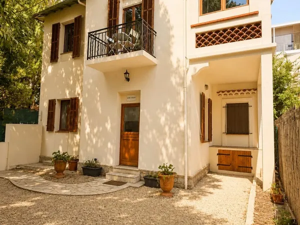 Maison divisée en deux appartements Centre-ville de Vence