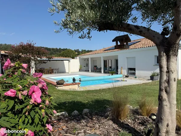 Maison de plain-pied 138 m² avec piscine, 4 chambres