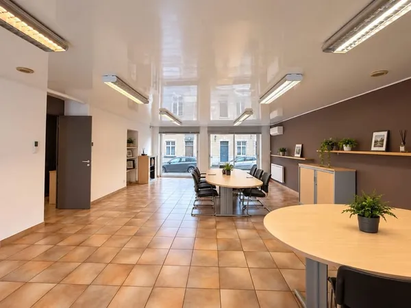Local Commercial De 108 M² Avec Réserve Et Stationnement Priva