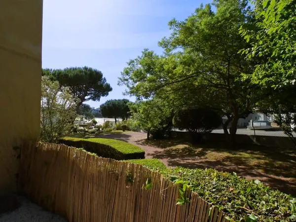 Appartement 2 pièces de 49 m² en rez-de-chaussée, à deux pas