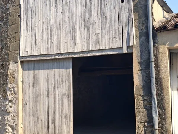 EXCLUSIVITE ! Garage avec mezzanine en plein centre !