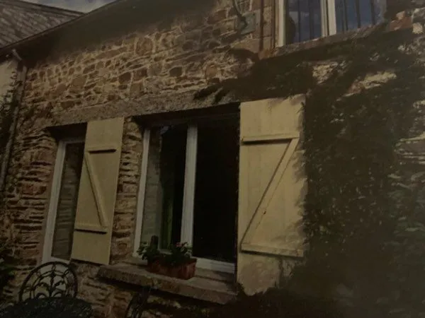 Vends maison de bourg avec 2 chambres à l étage. Parfait état