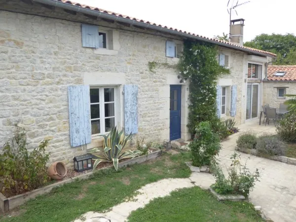 Jolie Maison en pierre, beaux volumes, possibilités trois chambres, petite dépendance!!