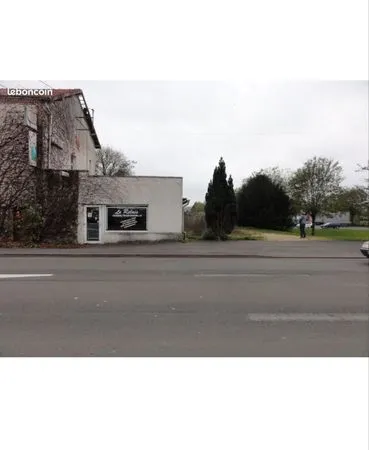 120 m2 avec terrain et parkings 600m2 a côté de Lidl route principale carignan