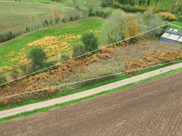 Terrain agricole ou de loisirs avec grands batiments