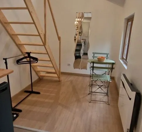 Studio Indépendant, refait à neuf, propre, meublé, fonctionnel, en dépendance d'un pavillon avec Jar